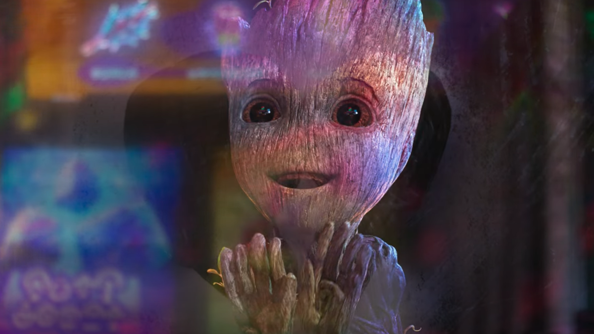 Baby Groot olhando ansiosamente pela janela de uma nave espacial