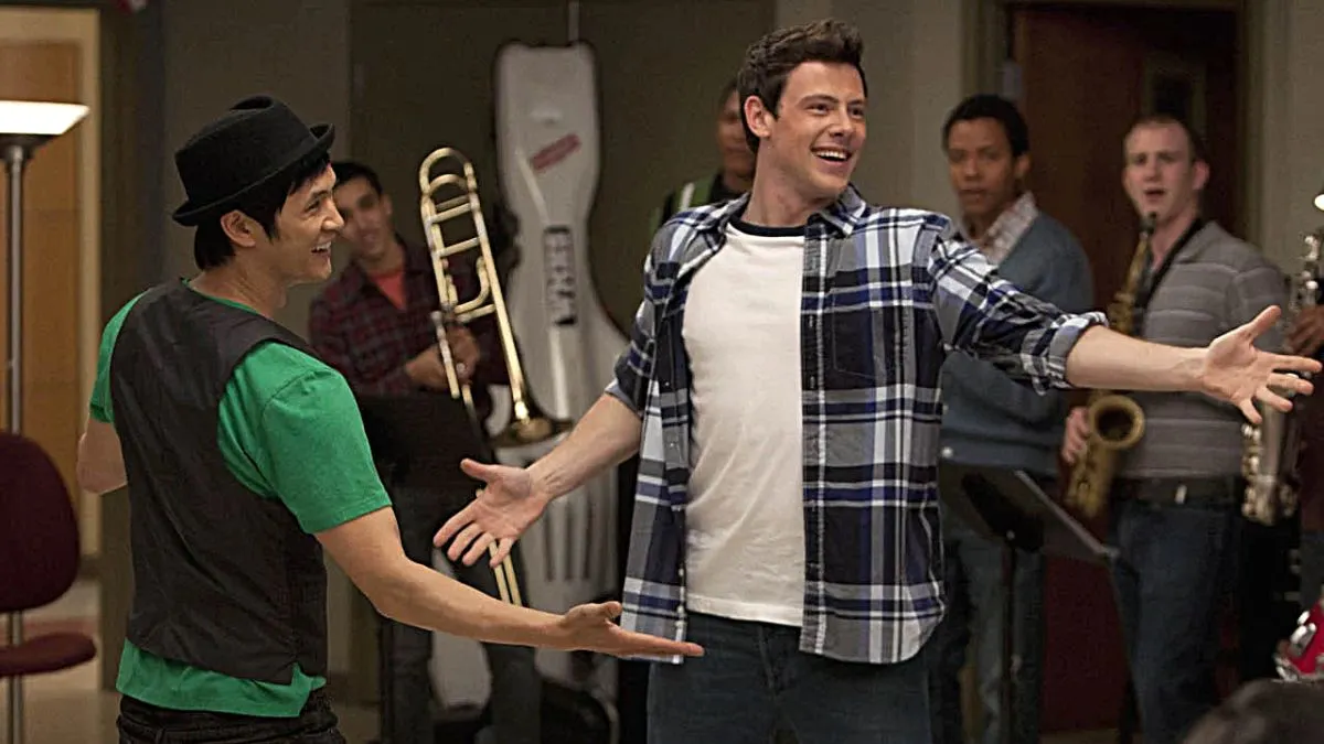 Harry Shum Jr. e Cory Monteith como Mike e Finn em 'Glee'.