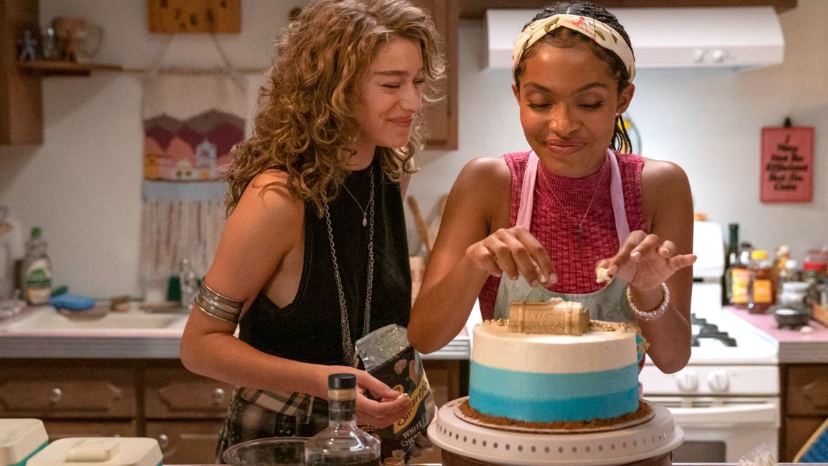 Yara Shahidi and Odessa A'zion decorate a cake together