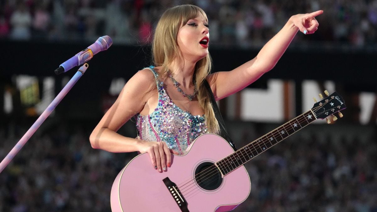 Taylor Swift Proves She’s the Best Boss By Handing Out Massive Bonuses ...