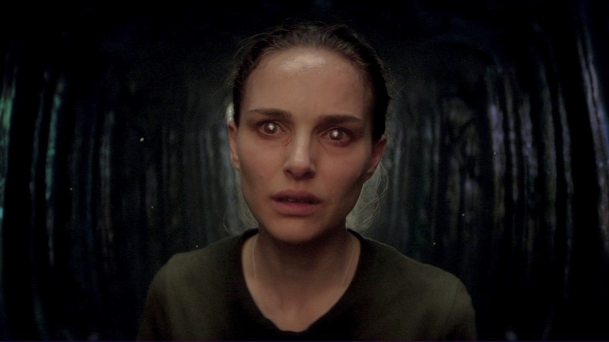 Natalie Portman with glowing eyes in the film 'Annihilation'