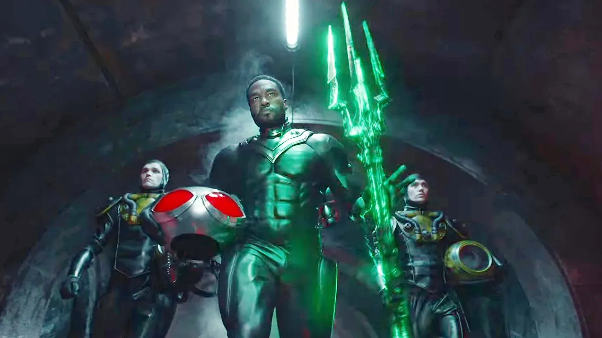 Yahya Abdul-Mateen II as Black Manta holding the black trident in green in Aquaman and the Lost Kingdom