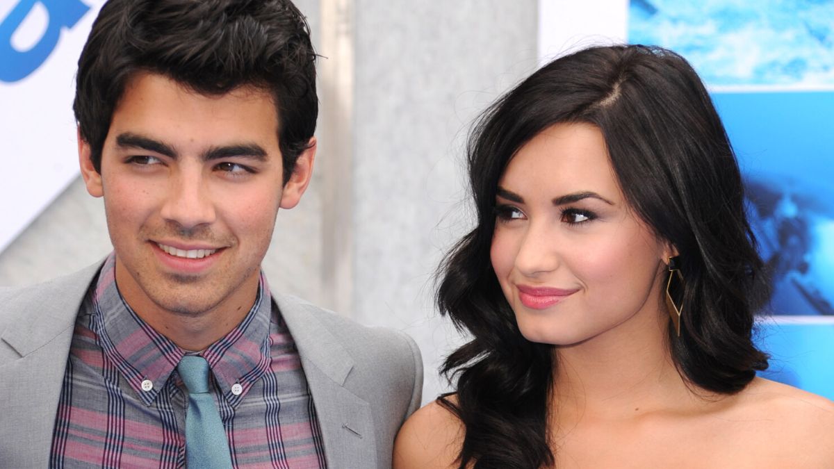 Joe Jonas e Demi Lovato comparecem ao evento "Oceanos" Los Angeles Blue Carpet Premiere no El Capitan Theatre em 17 de abril de 2010 em Hollywood, Califórnia.  (Foto de Steve Granitz/WireImage)