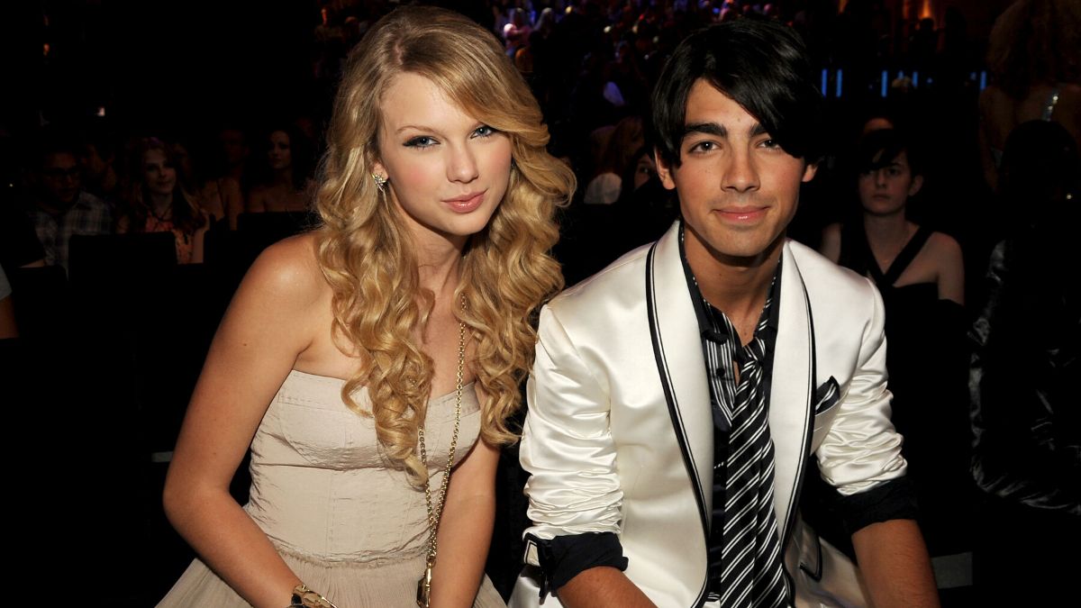 LOS ANGELES, CA - 07 DE SETEMBRO: Os cantores Taylor Swift e Joe Jonas no MTV Video Music Awards de 2008 no Paramount Pictures Studios em 7 de setembro de 2008 em Los Angeles, Califórnia.  (Foto de Jeff Kravitz/FilmMagic) 