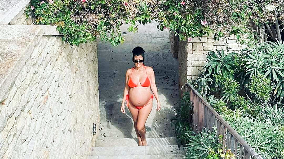 Kourtney Kardashian flaunting her baby bump in bikini