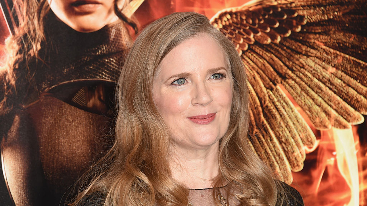 A escritora Suzanne Collins participa da estreia do filme da Lionsgate "Jogos Vorazes: A Esperança - Parte 1" no Nokia Theatre LA Live em 17 de novembro de 2014 em Los Angeles, Califórnia. 