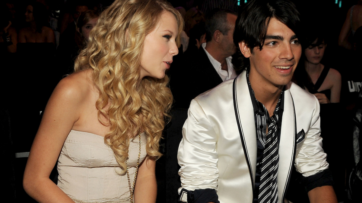 Singers Taylor Swift and Joe Jonas at the 2008 MTV Video Music Awards at Paramount Pictures Studios on September 7, 2008 in Los Angeles, California.