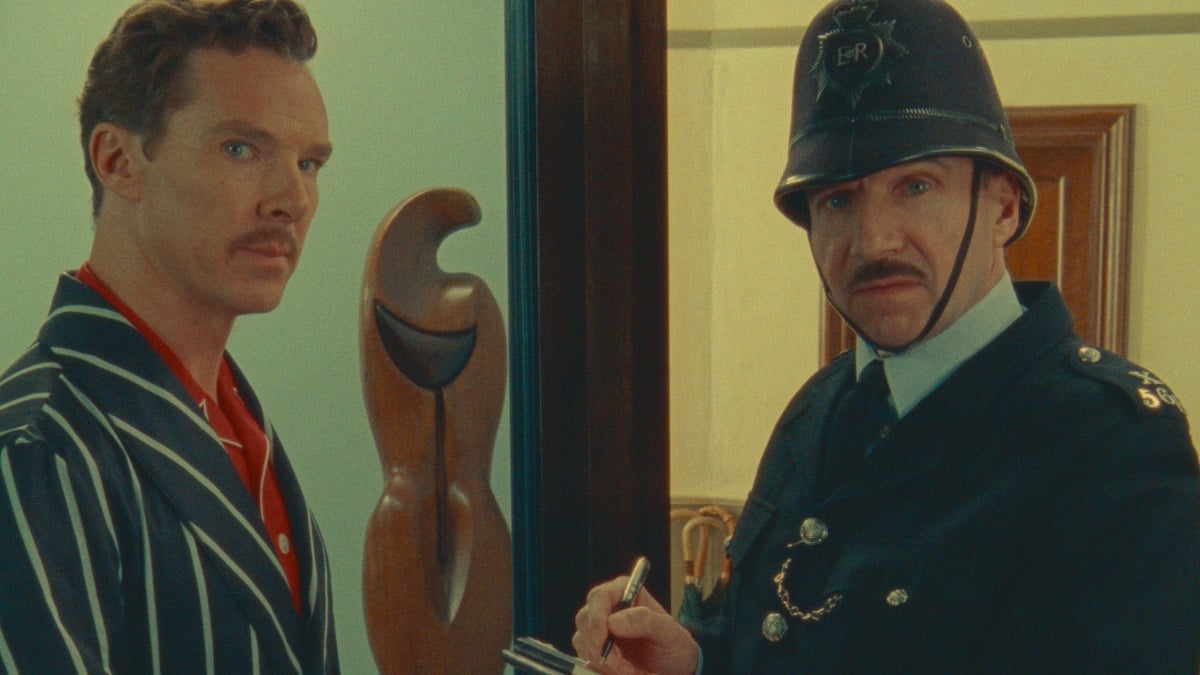 A maravilhosa história de Henry Sugar.  (LR) Benedict Cumberbatch como Henry Sugar e Ralph Fiennes como o policial em A Maravilhosa História de Henry Sugar.