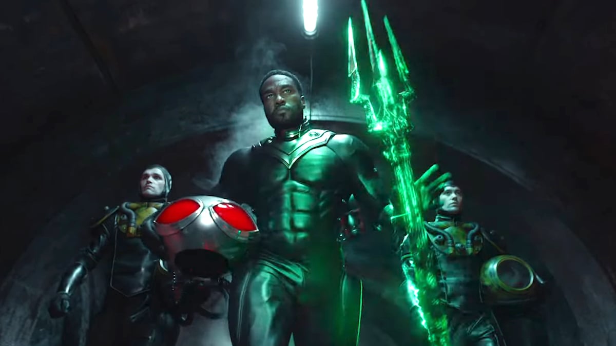 Yahya Abdul-Mateen II as Black Manta holding the black trident in green in Aquaman and the Lost Kingdom
