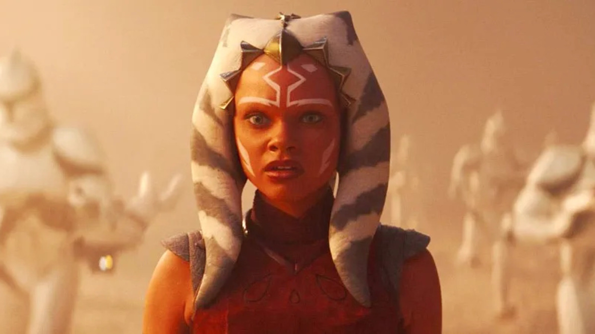 A jovem Ahsoka Tano (Ariana Greenblatt) fica atordoada no campo de batalha no episódio 5 de ‘Ahsoka’.