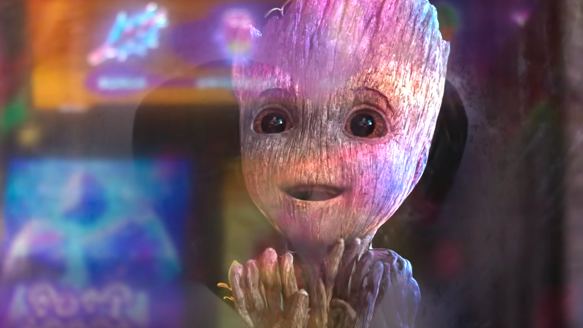 Uma imagem de Groot banhado por luz roxa enquanto ele delineia o formato de um coração em uma janela de vapor na 2ª temporada de 'I Am Groot'