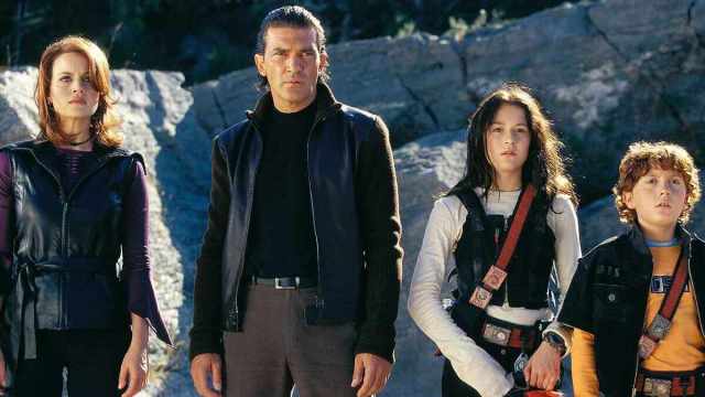Carla Gugino, Antonio Banderas, Alexa Vega, and Daryl Sabara stand united in 'Spy Kids 2: Island of Lost Dreams'