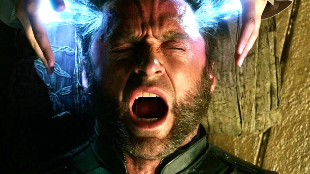 Wolverine, de Hugh Jackman, grita de dor enquanto Kitty Pryde usa seus poderes para mandá-lo de volta no tempo em 'X-Men: Dias de um Futuro Esquecido'