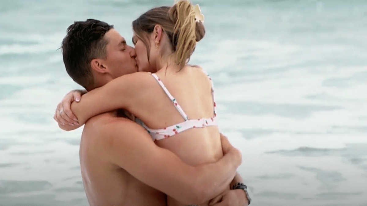 Contestants kiss on season 9 of 'Bachelor in Paradise'