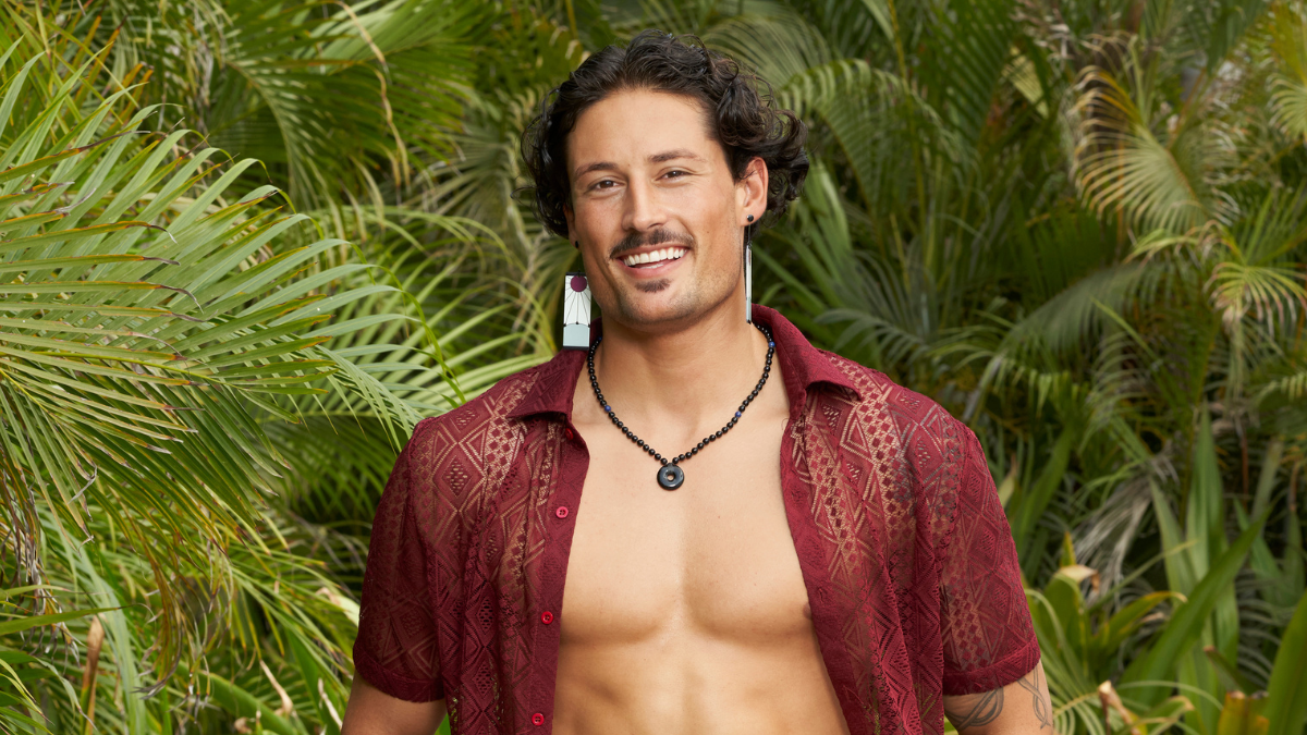 Guys necklaces on 2025 bachelor in paradise