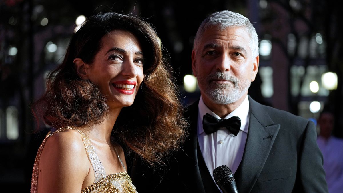 Amal Clooney e George Clooney participam do Prêmio Albie Inaugural da Clooney Foundation For Justice na Biblioteca Pública de Nova York em 29 de setembro de 2022 na cidade de Nova York.  (Foto de Kevin Mazur/Getty Images para o Albie Awards)