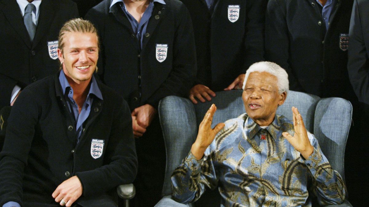 ngland captain David Beckham (L) poses with former South African President Nelson Mandela on May 21, 2003 at the Nelson Mandela Foundation in Houghton, Johannesburg, South Africa. England will play a friendly match against South Africa in Durban on May 22, 2003. (Photo by Touchline/Getty Images)
