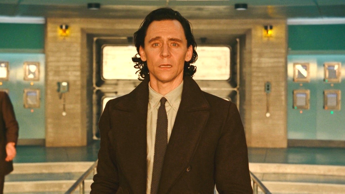 Loki parece oprimido enquanto olha para o Temporal Loom na 2ª temporada de ‘Loki’.