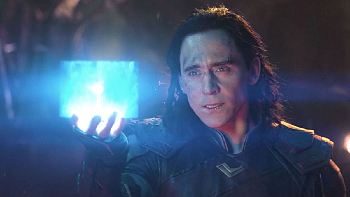 Loki mostra a Pedra do Espaço/Tesserato em 'Vingadores: Guerra Infinita' da Marvel Studios.