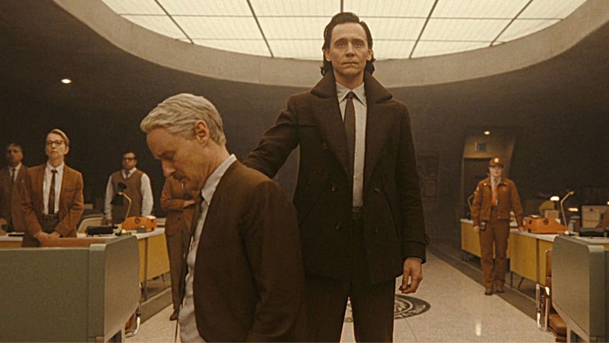 Loki e Mobius assistem à poda das linhas do tempo no episódio 2 da 1ª temporada de ‘Loki’.
