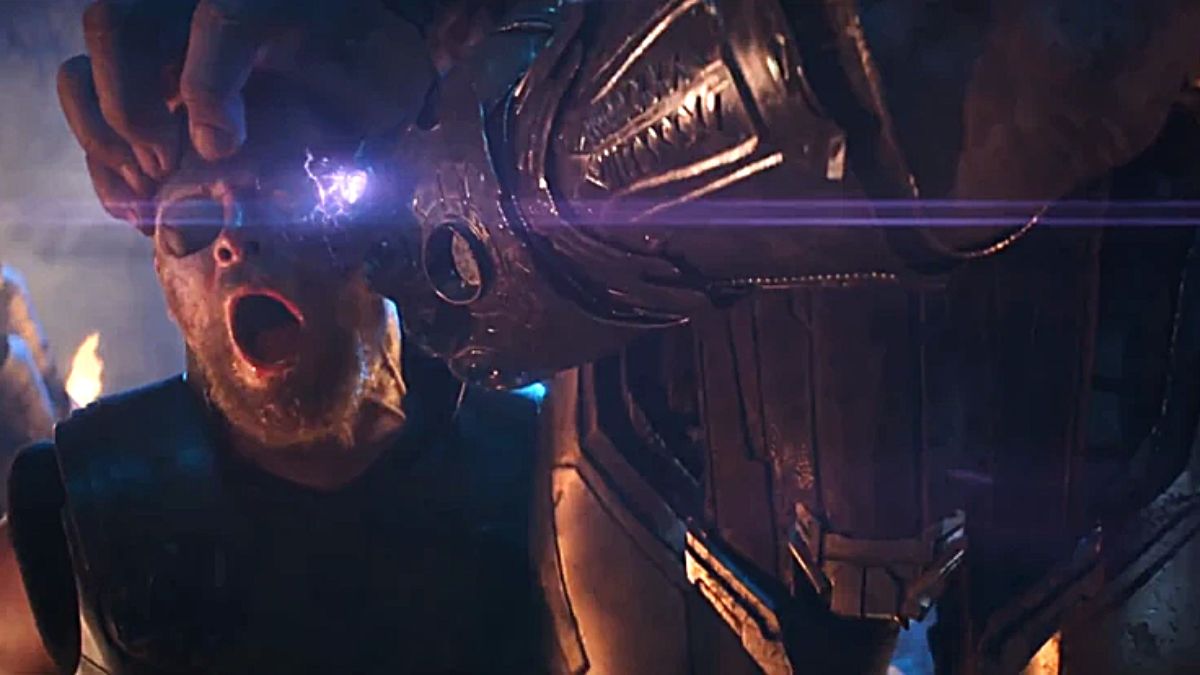 Thanos tortura Thor em 'Vingadores: Guerra Infinita' da Marvel Studios.