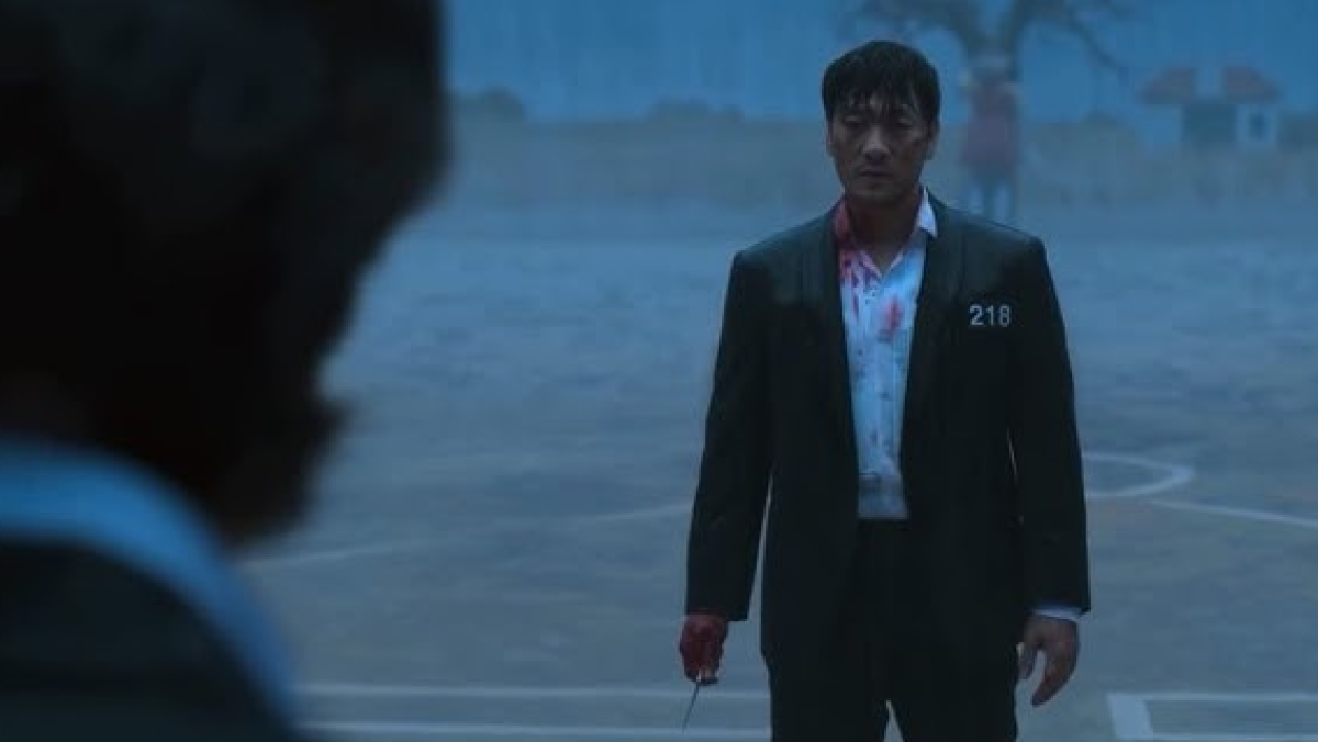 Sang-Woo bleeding in the rain on 'Squid Game
