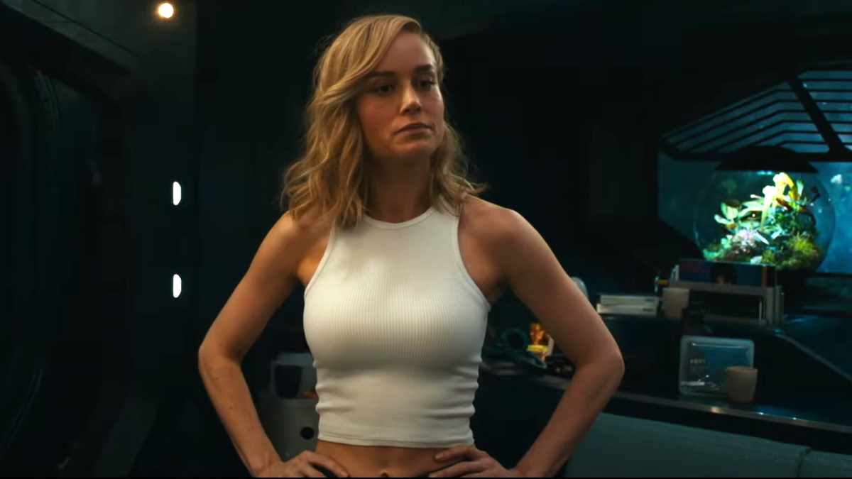 A Capitã Marvel de Brie Larson está com as mãos nos quadris em 'The Marvels'.