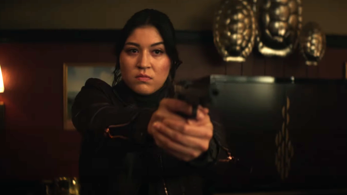 Maya Lopez (Alaqua Cox) brande uma arma em uma captura de tela do trailer do Echo.