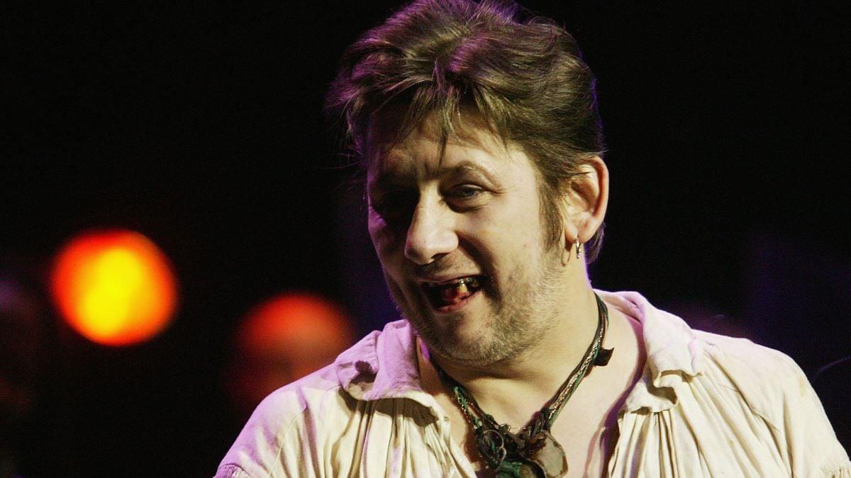 Shane MacGowan performs on stage with Jools Holland during the fourth event as part of Roger Daltrey's annual series of Teenage Cancer Trust fundraising shows at The Royal Albert Hall on April 1, 2004 in London. (Photo by Jo Hale/Getty Images)