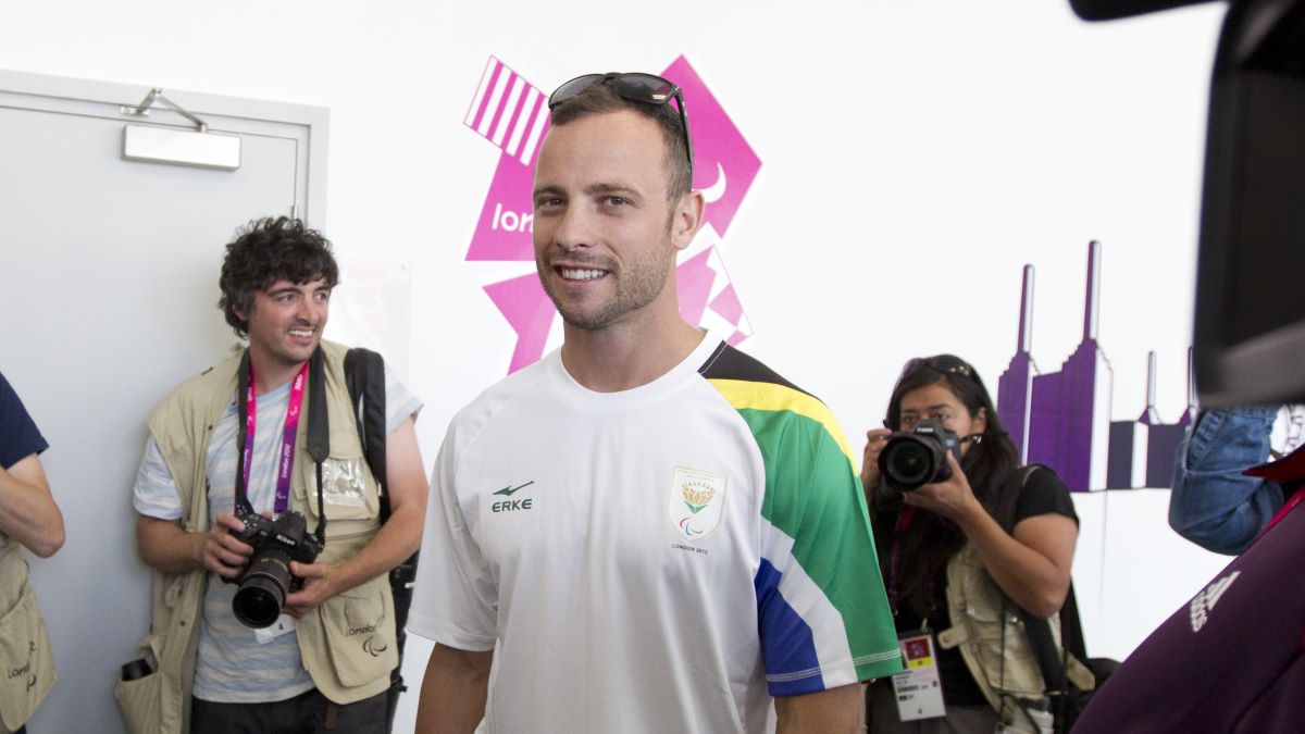 Oscar Pistorius responde a perguntas da mídia mundial durante entrevista coletiva na terça-feira, antes da abertura dos Jogos Paraolímpicos de 2012.  Pistorius, que compete com duas pernas protéticas, correrá os 100, 200 e 400 metros e é o favorito para vencer as corridas mais longas.  (Foto de Robert Daemmrich Photography Inc/Corbis via Getty Images)