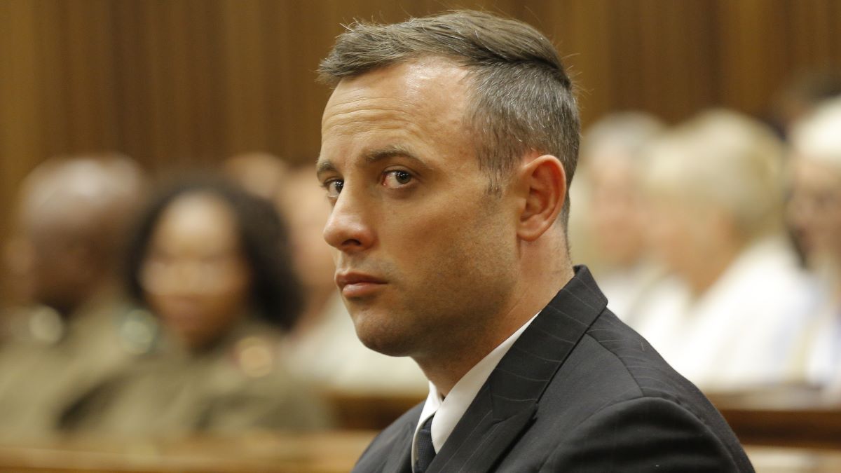 Oscar Pistorius é visto dentro do banco dos réus no tribunal superior de Pretória para sua audiência de sentença no tribunal superior de Pretória em 14 de junho de 2016 em Pretória, África do Sul.  Tendo sua condenação elevada para homicídio em dezembro de 2015, o atleta paralímpico Oscar Pistorius está presente na audiência de sentença e será devolvido à prisão pelo assassinato de sua namorada, Reeva Steenkamp, ​​em 14 de fevereiro de 2013. A audiência está prevista para durar cinco dias.  (Foto de Kim Ludbrook - Piscina /Getty Images)