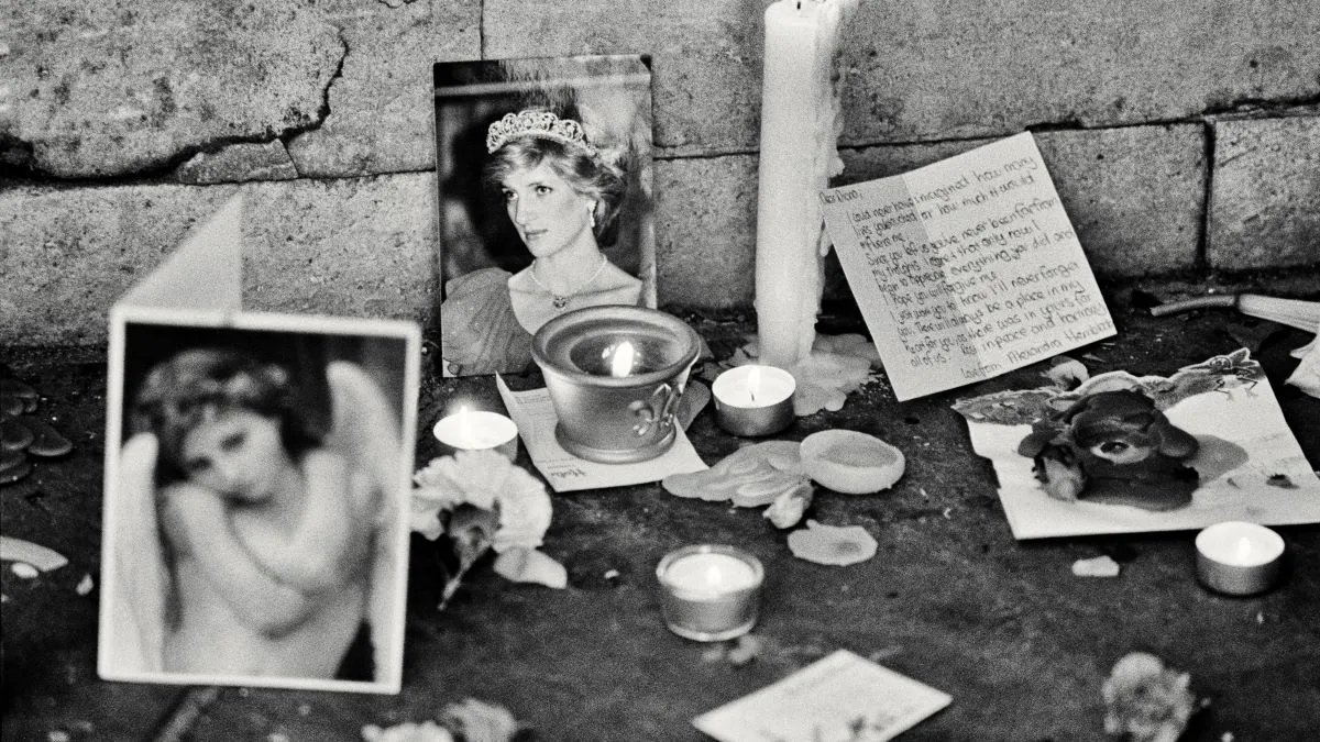 Um dos milhares de pequenos santuários deixados pelo público nas ruas de Londres, durante o funeral de Diana, Princesa de Gales (1961 - 1997) em Londres, 6 de setembro de 1997. (Foto de Derek Hudson/Getty Images)