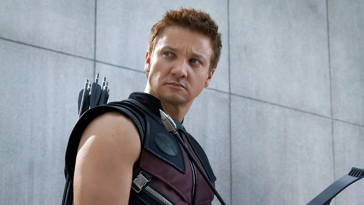 Jeremy Renner con el traje completo de Hawkeye en Los Vengadores