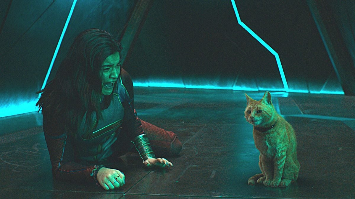 Iman Vellani como Kamala Khan gritando de medo ao ver Goose, o gato Flerken, em 'The Marvels', da Marvel Studios.