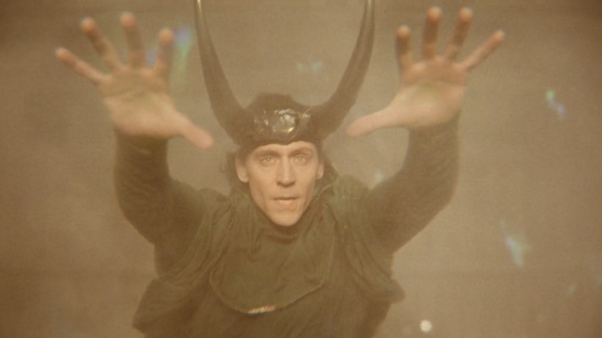 Loki, de Tom Hiddleston, veste seu capacete com chifres enquanto controla o tempo no final da 2ª temporada de Loki.