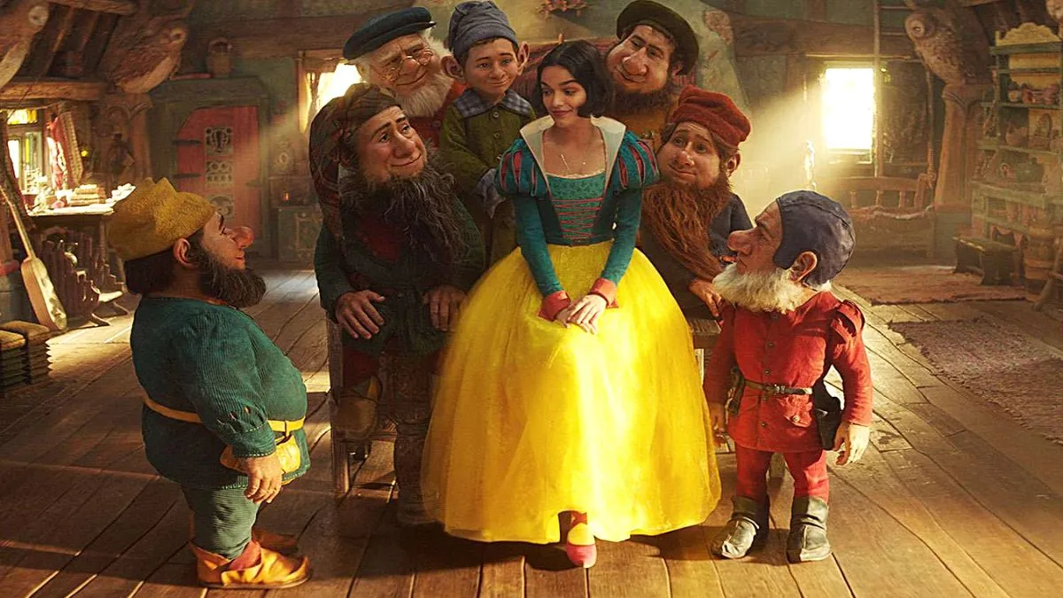 Rachel Zegler como Branca de Neve na próxima adaptação live-action da Disney.