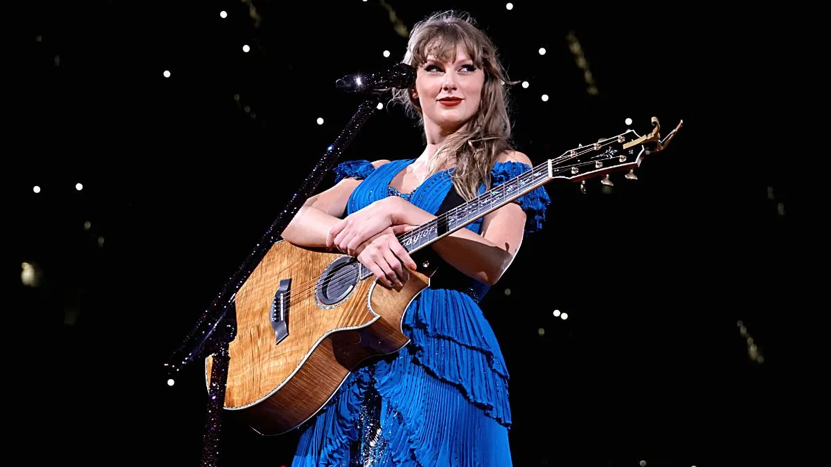 INGLEWOOD, CALIFORNIA - AUGUST 09: EDITORIAL USE ONLY. NO BOOK COVERS. Taylor Swift performs onstage during "Taylor Swift | The Eras Tour" at SoFi Stadium on August 09, 2023 in Inglewood, California. 