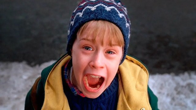 Kevin McCallister screams at Harry and Marv (out of frame) on a New York sidewalk in Home Alone 2: Lost in New York.
