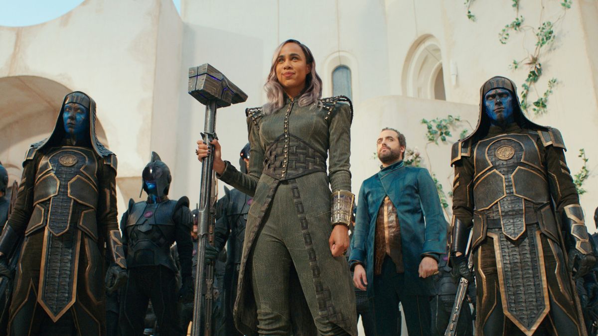 Dar-Benn, a Kree revolutionary, standing in front of a group of Kree soldiers brandishing her hammer.