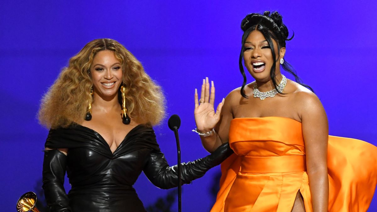 Beyoncé e Megan Thee Stallion recebem o prêmio de Melhor Performance de Rap por 'Savage' no palco durante a 63ª premiação anual do GRAMMY no Centro de Convenções de Los Angeles em 14 de março de 2021 em Los Angeles, Califórnia.  (Foto de Kevin Winter/Getty Images para The Recording Academy)