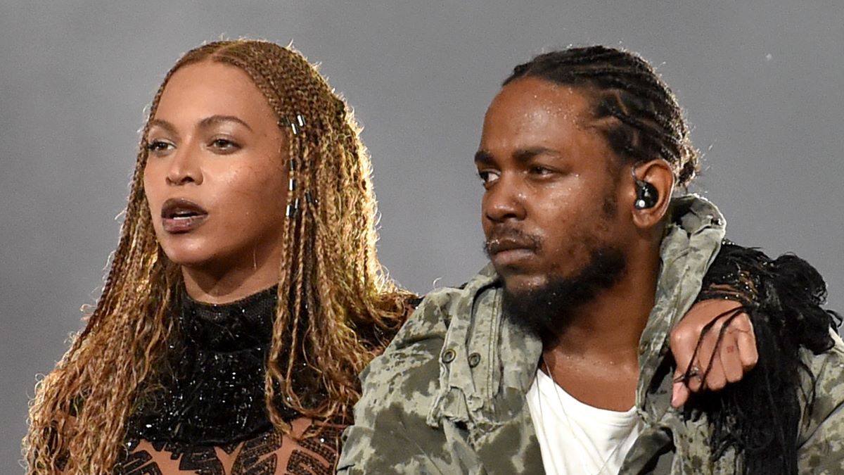 Os artistas Beyoncé (L) e Kendrick Lamar se apresentam no palco durante o BET Awards 2016 no Microsoft Theatre em 26 de junho de 2016 em Los Angeles, Califórnia.  (Foto de Paras Griffin/BET/Getty Images para BET)