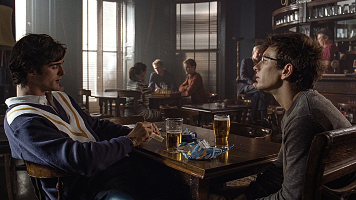 Jacob Elordi e Barry Keoghan em uma cena no pub King's Arms em Oxford para o filme 'Saltburn'.