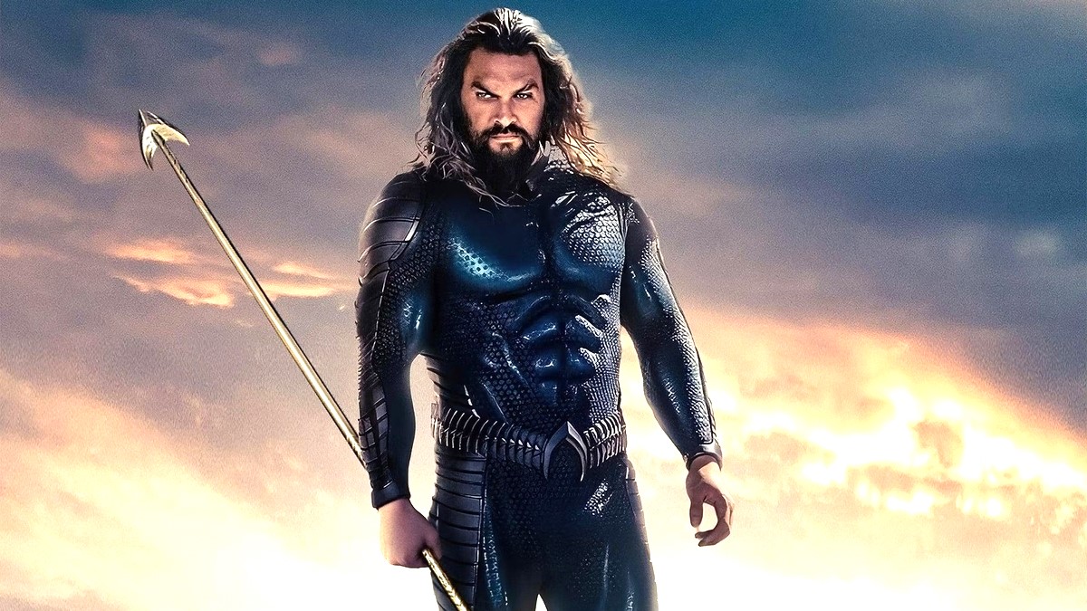 Arthur Curry (Jason Momoa) poses in his stealth suit in an Aquaman and the Lost Kingdom poster