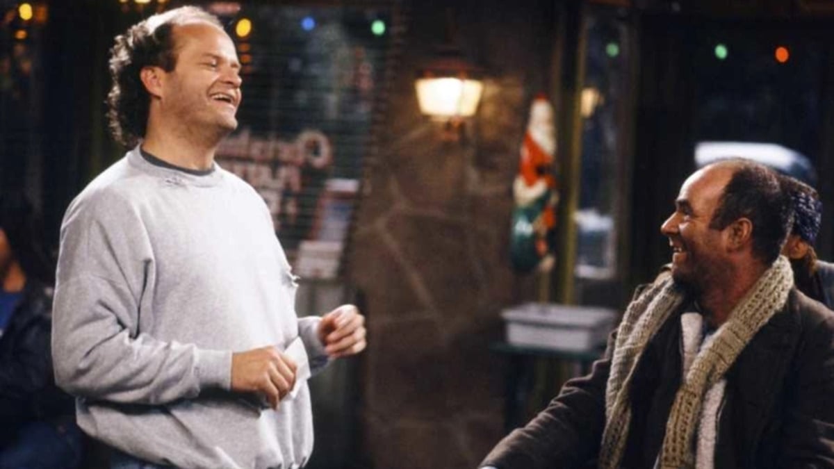 A disheveled Frasier chats with a homeless man in a diner on Christmas Day 