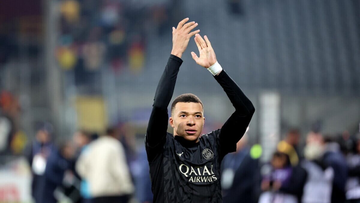 LENS, FRANCE - JANUARY 14: Kylian Mbappe #7 of Paris Saint-Germain celebrates the victory after the Ligue 1 Uber Eats match between RC Lens and Paris Saint-Germain at Stade Bollaert-Delelis on January 14, 2024 in Lens, France.