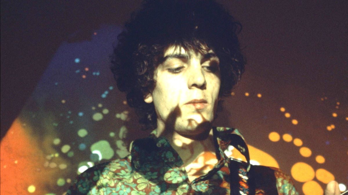 Singer Syd Barrett performing live onstage, playing Fender Esquire guitar, 1967. (Photo by Andrew Whittuck/Redferns)