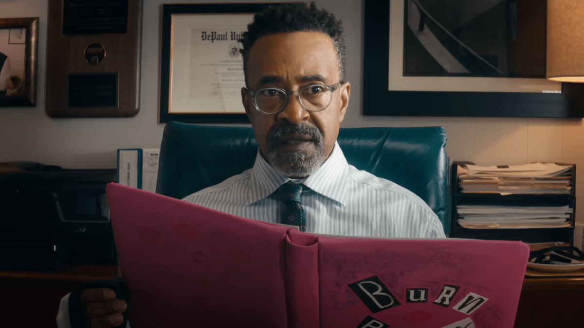Tim Meadows looking at the Burn Book in 'Mean Girls.'