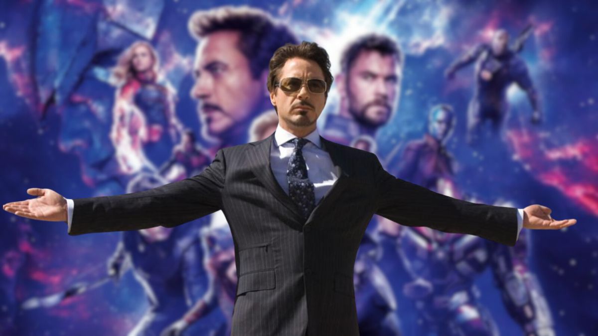 Tony Stark abre os braços em uma captura de tela do Homem de Ferro de 2008 sobreposta a um pôster recortado de Vingadores: Ultimato