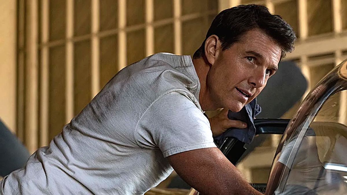 Tom Cruise cleans his plane in Top Gun: Maverick