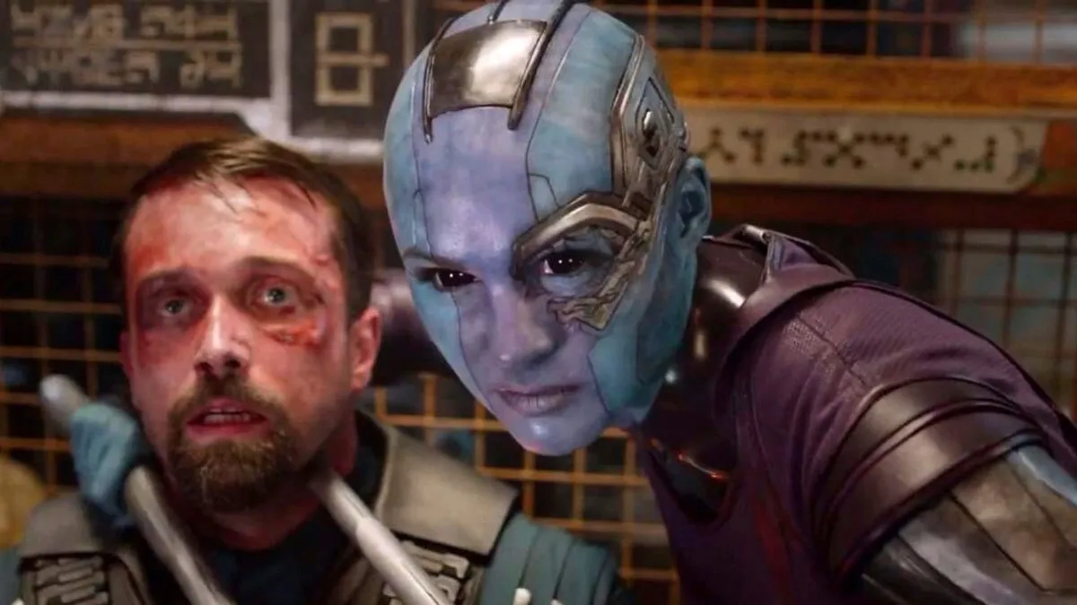 Nebulosa (Karen Gillan) ameaça um guarda do forno (Emmett J. Scanlan) em Guardiões da Galáxia. 